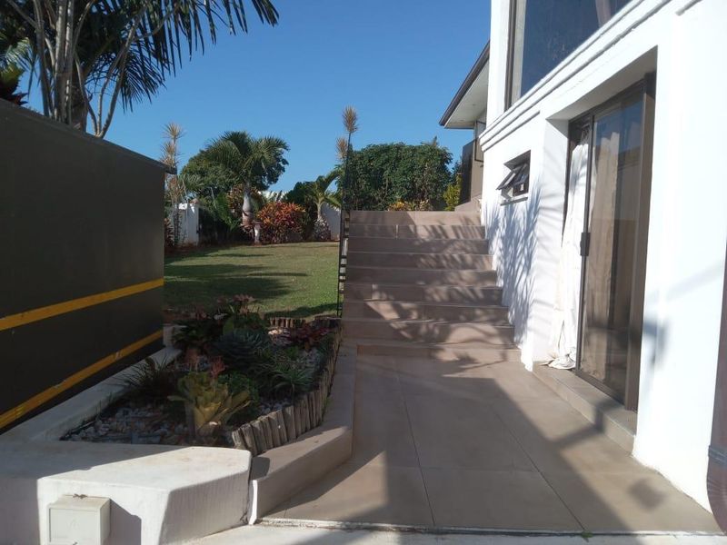 Elevated 3 bedroom home with flatlet and stunning sea views - Photo 5