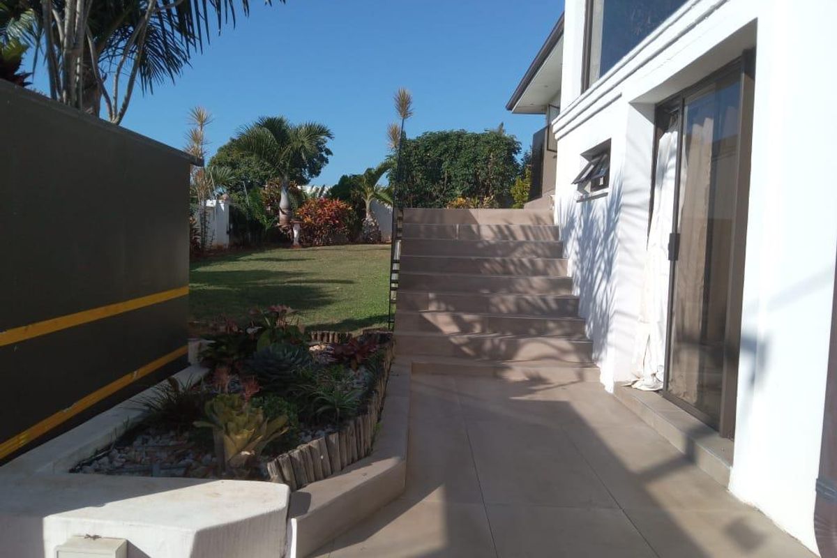 Elevated 3 bedroom home with flatlet and stunning sea views - Photo 5