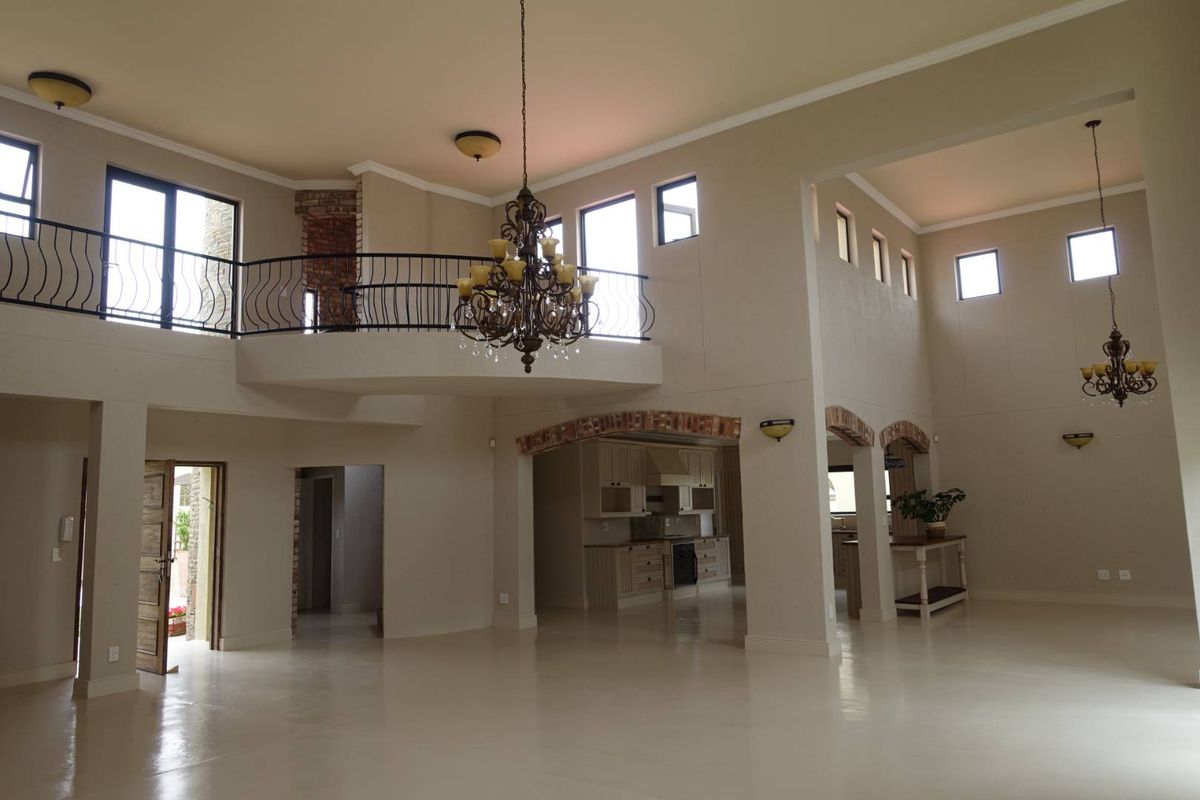 Tuscan-style Mansion in quite street - Photo 5