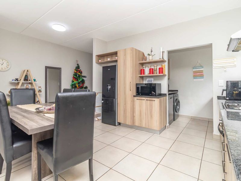 Live The Dream :  Modern Comforts and Ideal Location - Photo 4