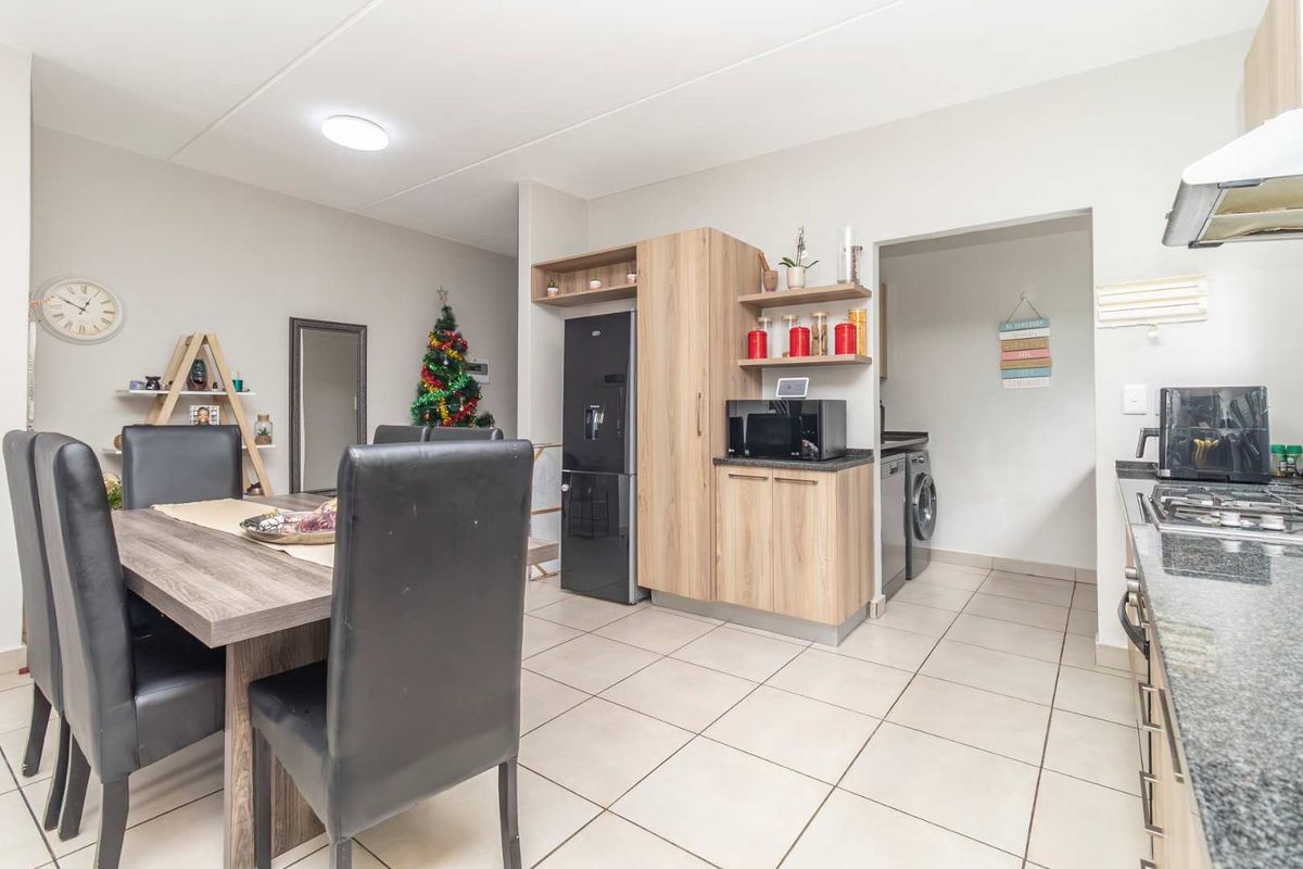 Live The Dream :  Modern Comforts and Ideal Location - Photo 4