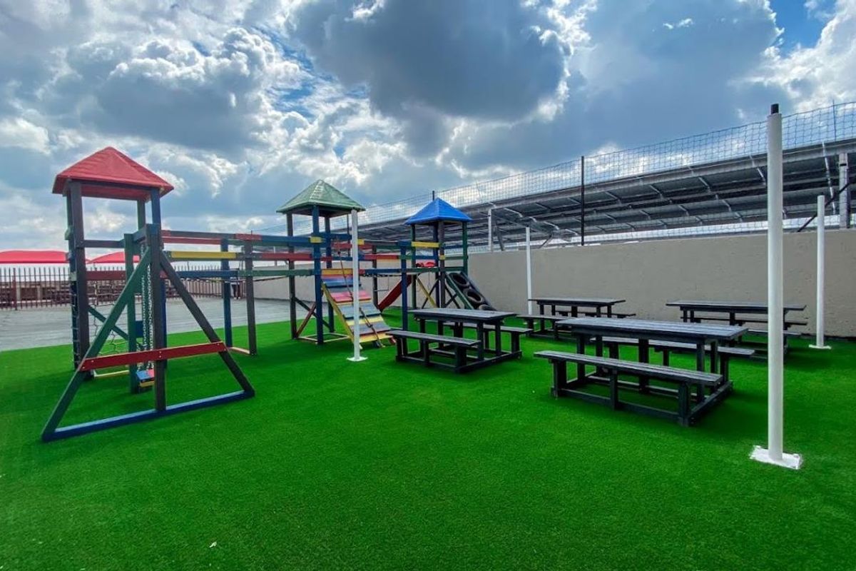 Modern Bachelor Unit for Sale - Photo 3