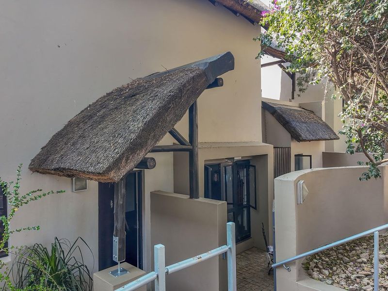 Spacious 2-Bed Corner Unit with Loft & Wraparound Garden in Sibiti Estate - Photo 4