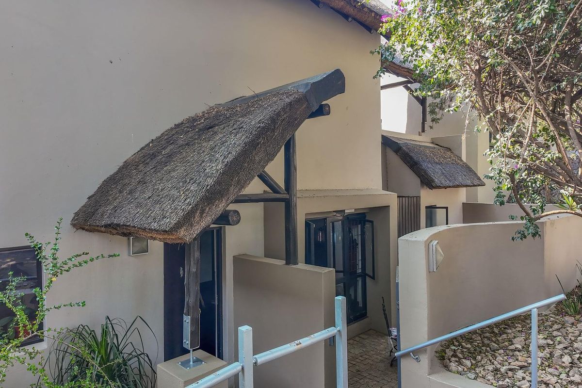 Spacious 2-Bed Corner Unit with Loft & Wraparound Garden in Sibiti Estate - Photo 4