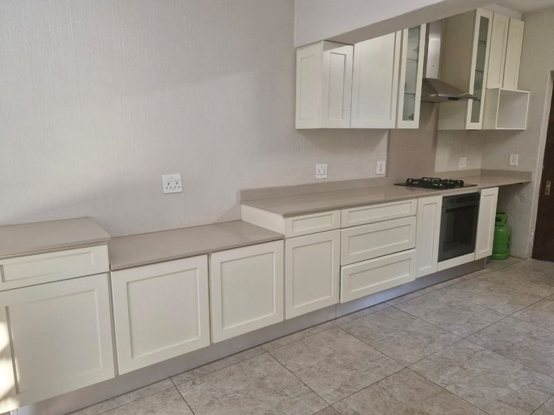 Three Bedroom Renovated Apartment - Photo 4