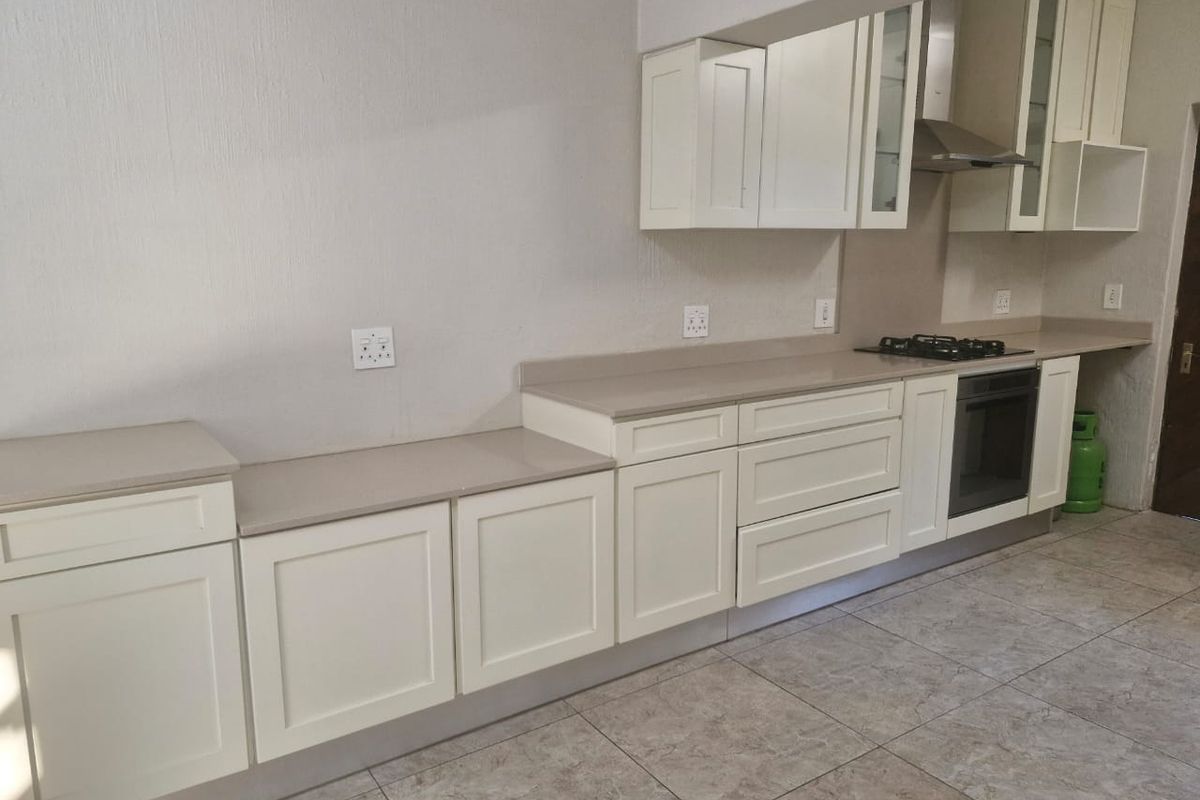 Three Bedroom Renovated Apartment - Photo 4