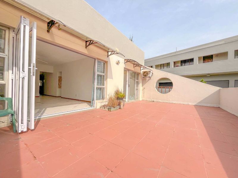 Spacious Umhlanga apartment with seaviews within walking distance to the Beach! - Photo 3