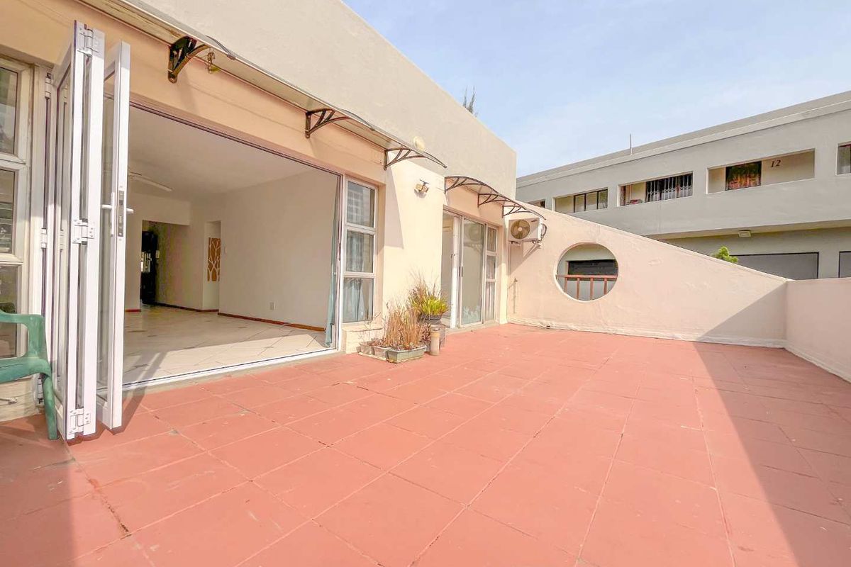 Spacious Umhlanga apartment with seaviews within walking distance to the Beach! - Photo 3