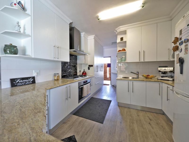 4 Bedroom family home for sale in Plattekloof. - Photo 6