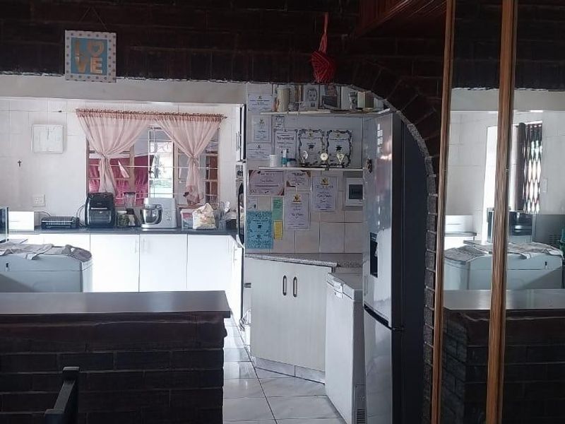 Charming 2-Bedroom Home with Garden and Balcony in Austerville - Photo 4