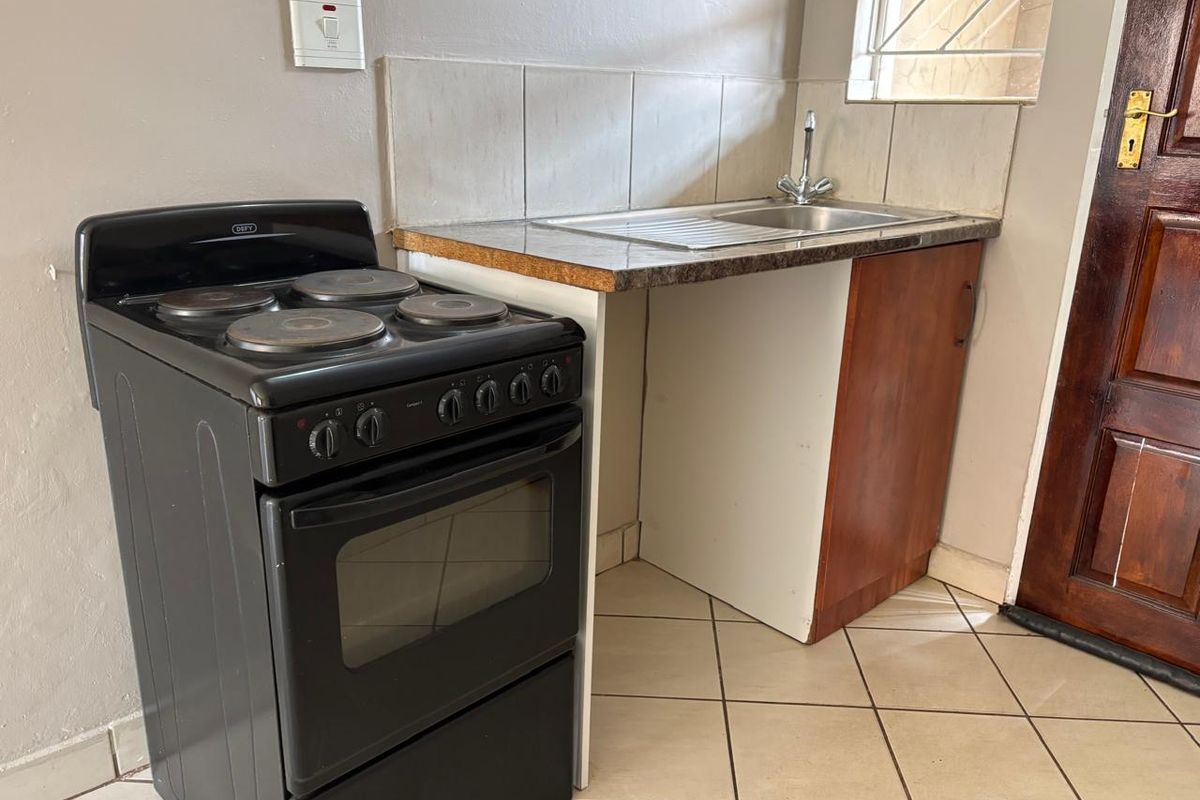 2 Bedroom 1 Bathroom Townhouse For sale in Protea Glen - Photo 4