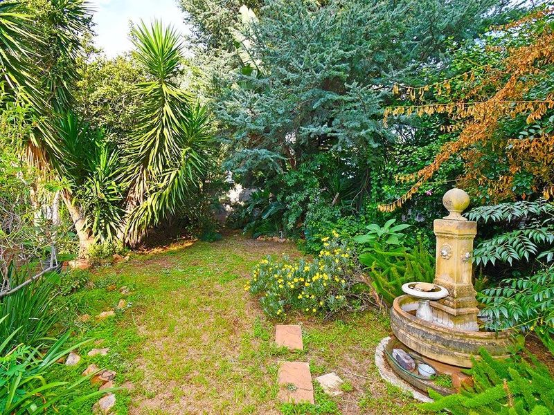 Spacious Home with Cottage, Laundry and Lush Greenery - Photo 4