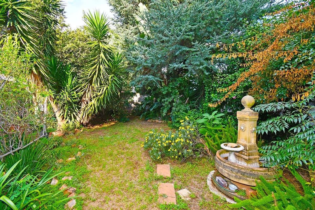 Spacious Home with Cottage, Laundry and Lush Greenery - Photo 4