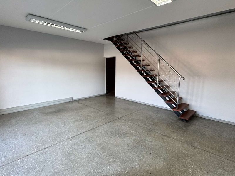 Secure Business Park - Warehouse with good height, available immediately! - Photo 3