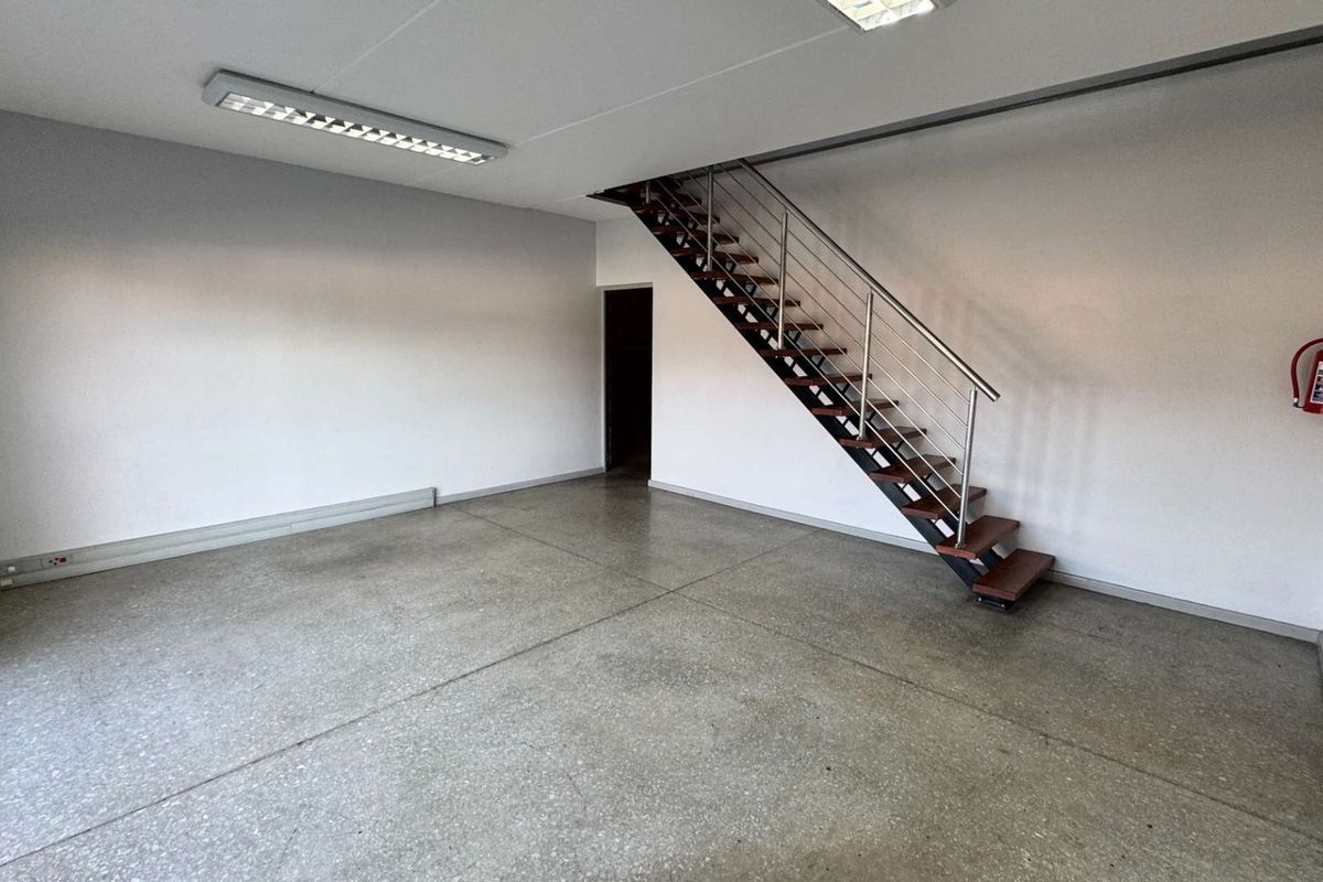 Secure Business Park - Warehouse with good height, available immediately! - Photo 3