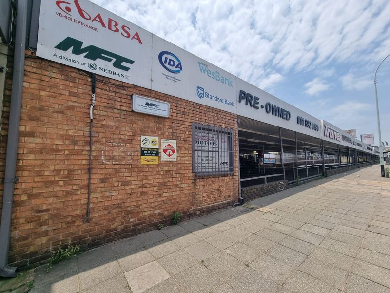 "Maximize Exposure: Showroom & Warehouse on Prime Busy Road" - Photo 10