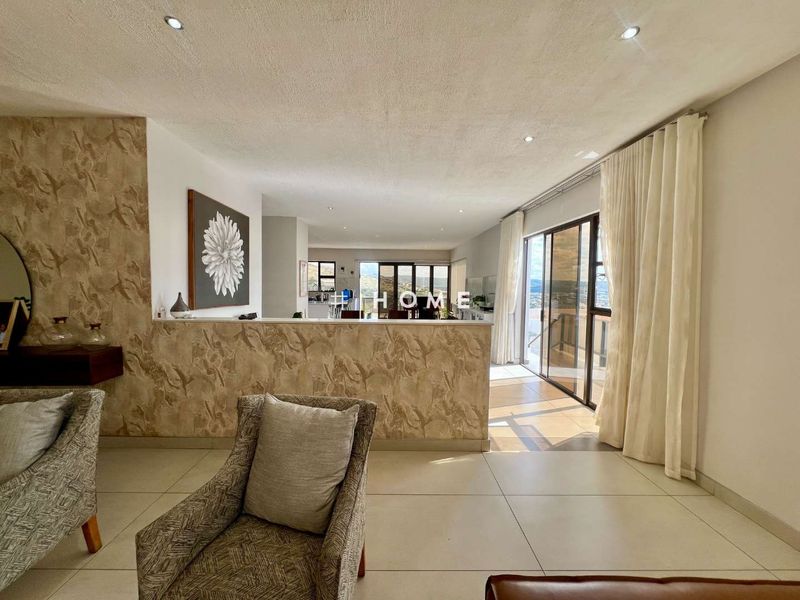 Spacious family home with stunning views - Photo 4