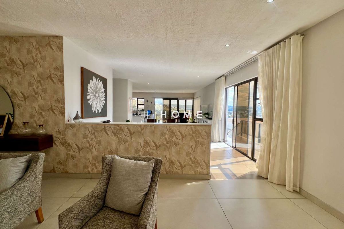 Spacious family home with stunning views - Photo 4