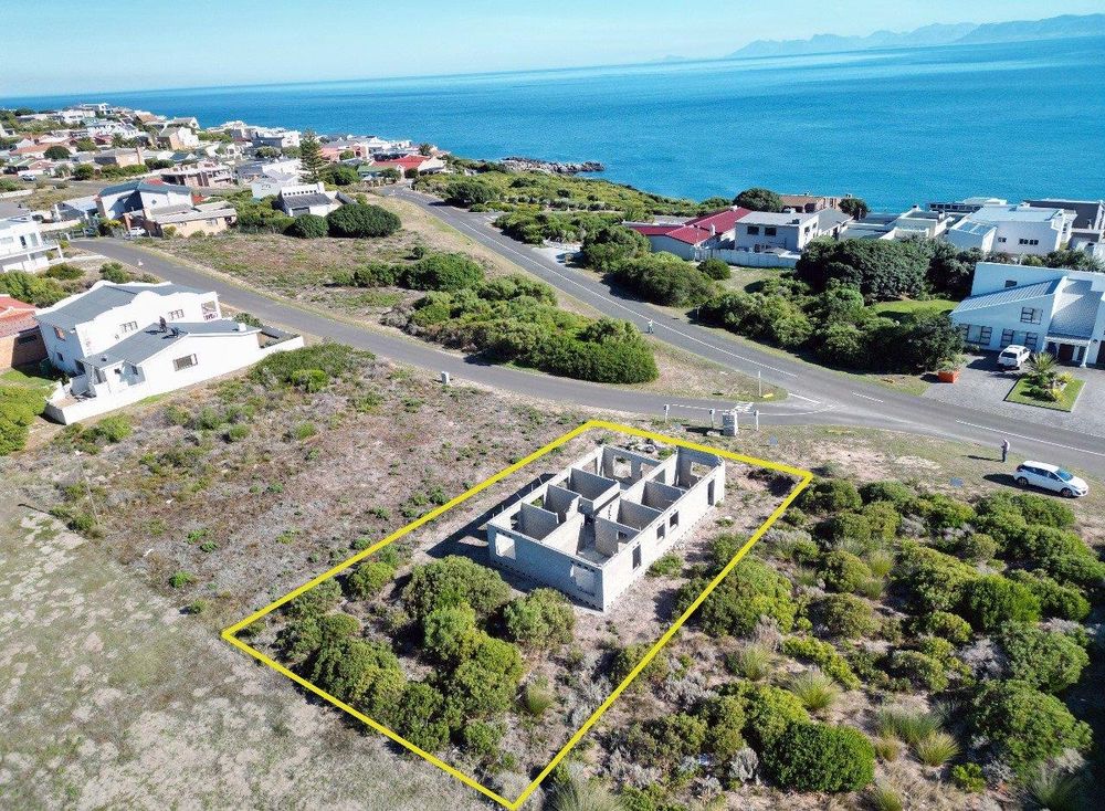 So close to the Ocean - with coastline of Hermanus and Hangklip (in the background).