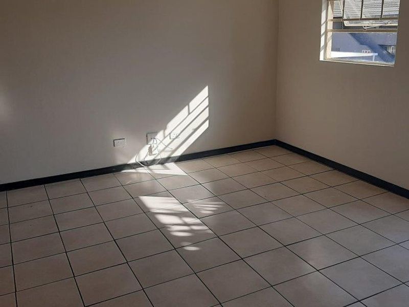 Newly renovated 1st floor unit - Photo 7