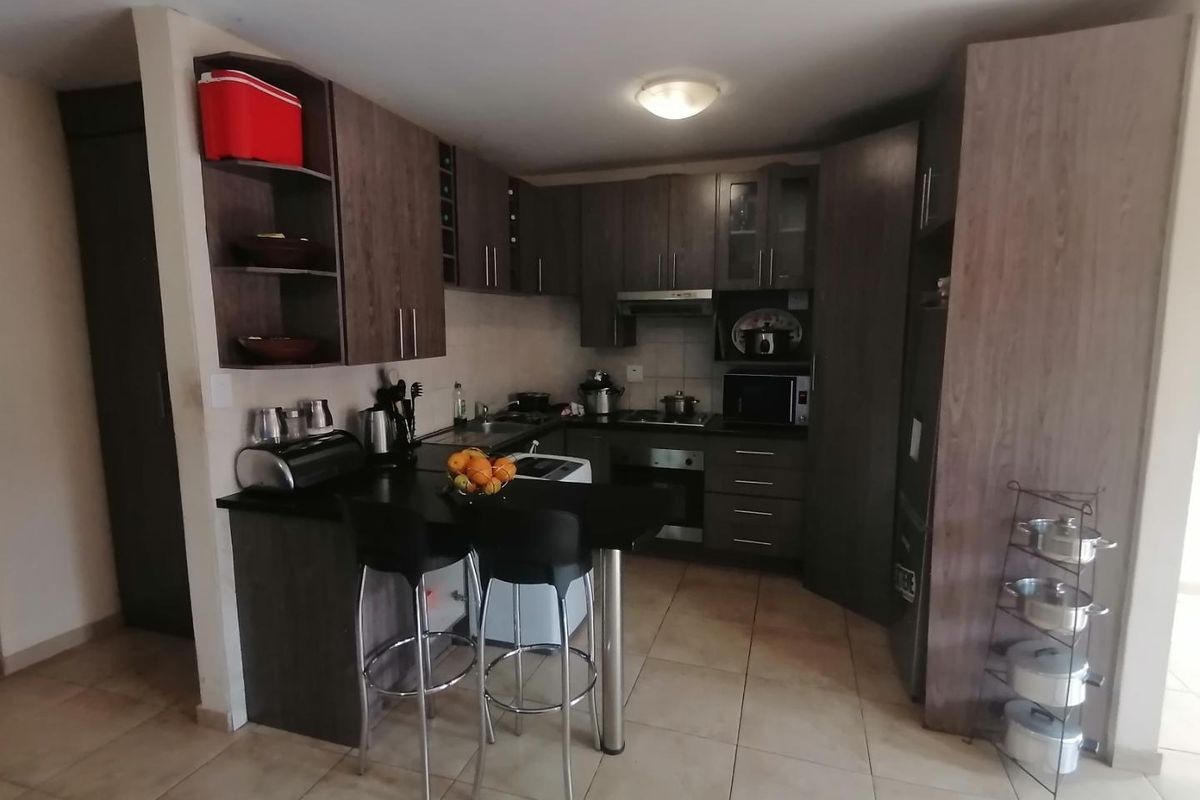 3 BEDS, 2 BATHS TOWNHOUSE FOR SALE IN NORKEM PARK EXT 2. - Photo 2