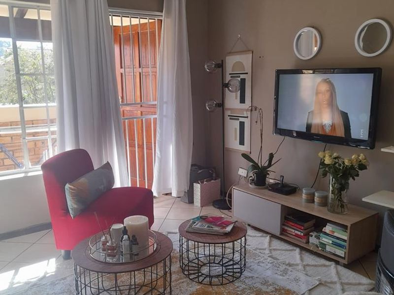 Discover Your Perfect Home in Roodepoort Honeypark Today - Photo 4