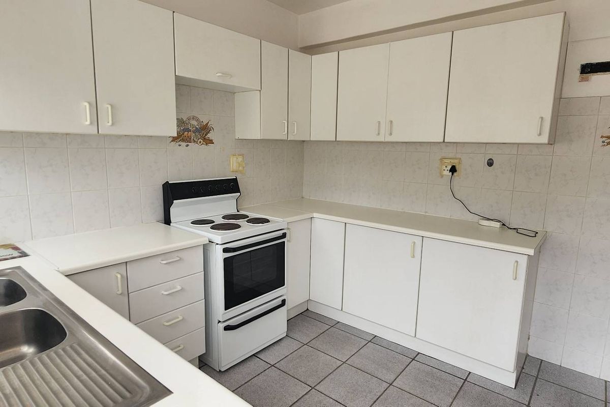 Neat 3 bedroom townhouse with garden - Benoni Central - Not pet friendly - Photo 3