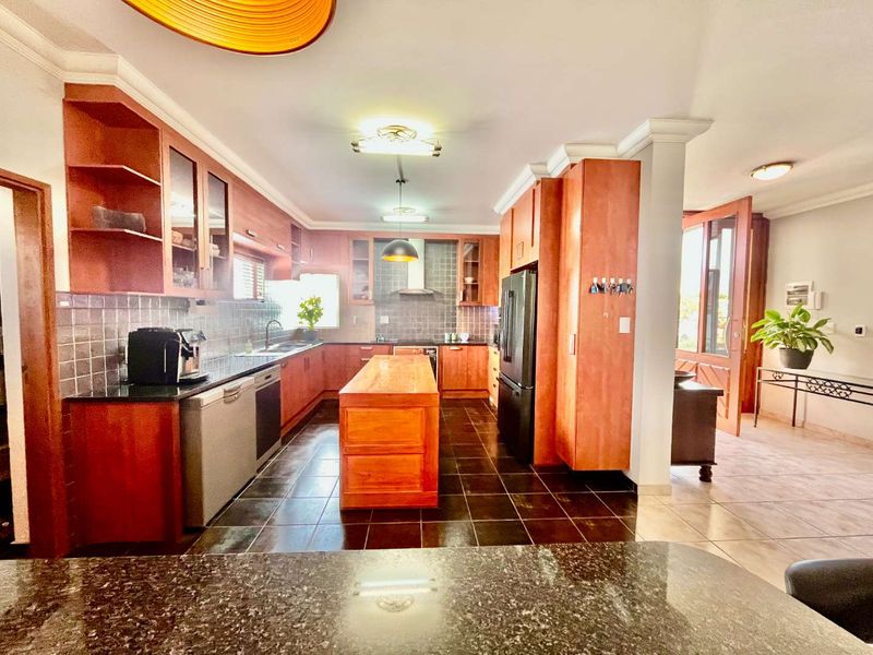 Spacious 5-Bedroom Family Home with En-Suite bathrooms & Exceptional Entertaining Areas - Photo 6