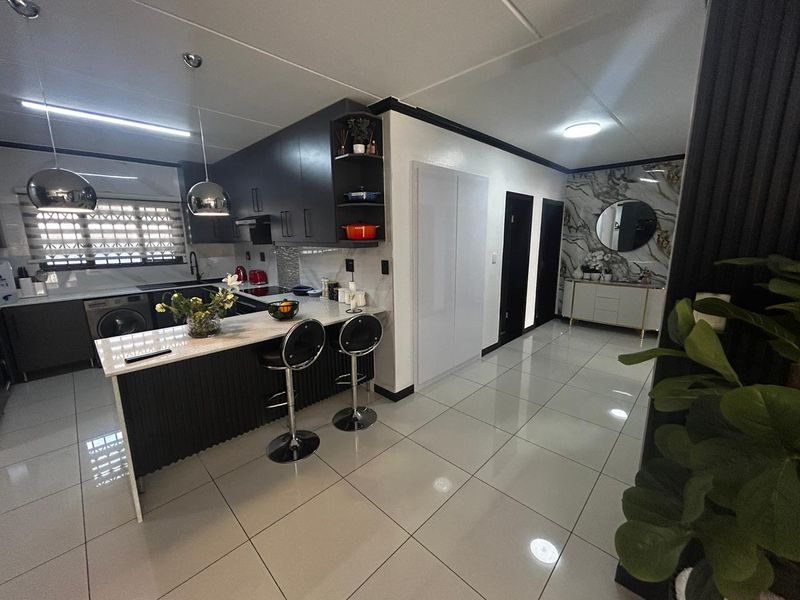 Where luxury meets comfort and security in the heart of Midrand. - Photo 5