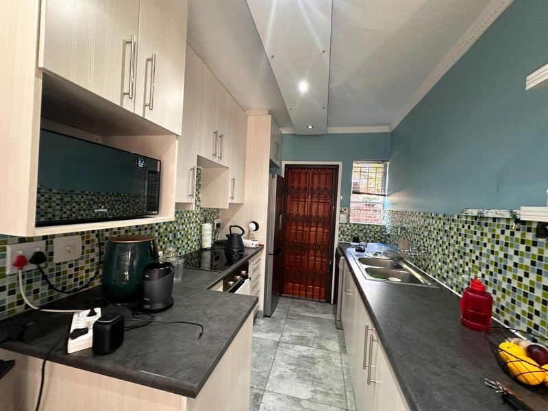 Spacious 3 Bedroom Duplex with Loft, Double Garage & Private Garden to Rent in Almeisan, Wilgeheuwel - Photo 6