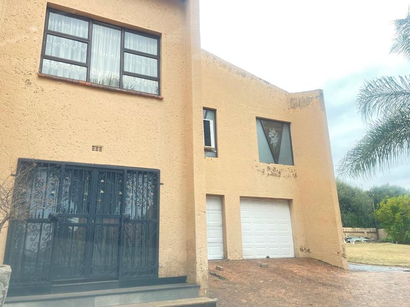 Spacious Three-Bedroom Family Home with Flatlet and Excellent Amenities - Photo 2