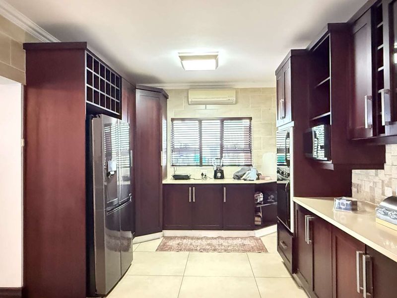 4-Bedroom Waterfront Home with Direct Access to the Golf Course - Photo 10