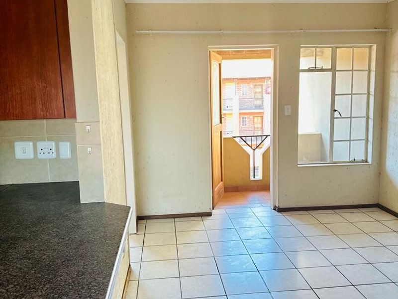 Top Floor 2 Bedroom Apartment for Sale - Photo 4