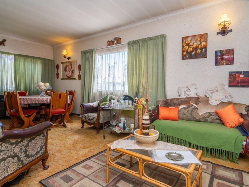 Expansive living, perfect for family and friends. - Photo 8