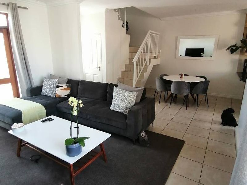 Unfurnished Two-Bedroom Townhouse with Courtyard and Garage in Sought-After Royal Ascot - Photo 5