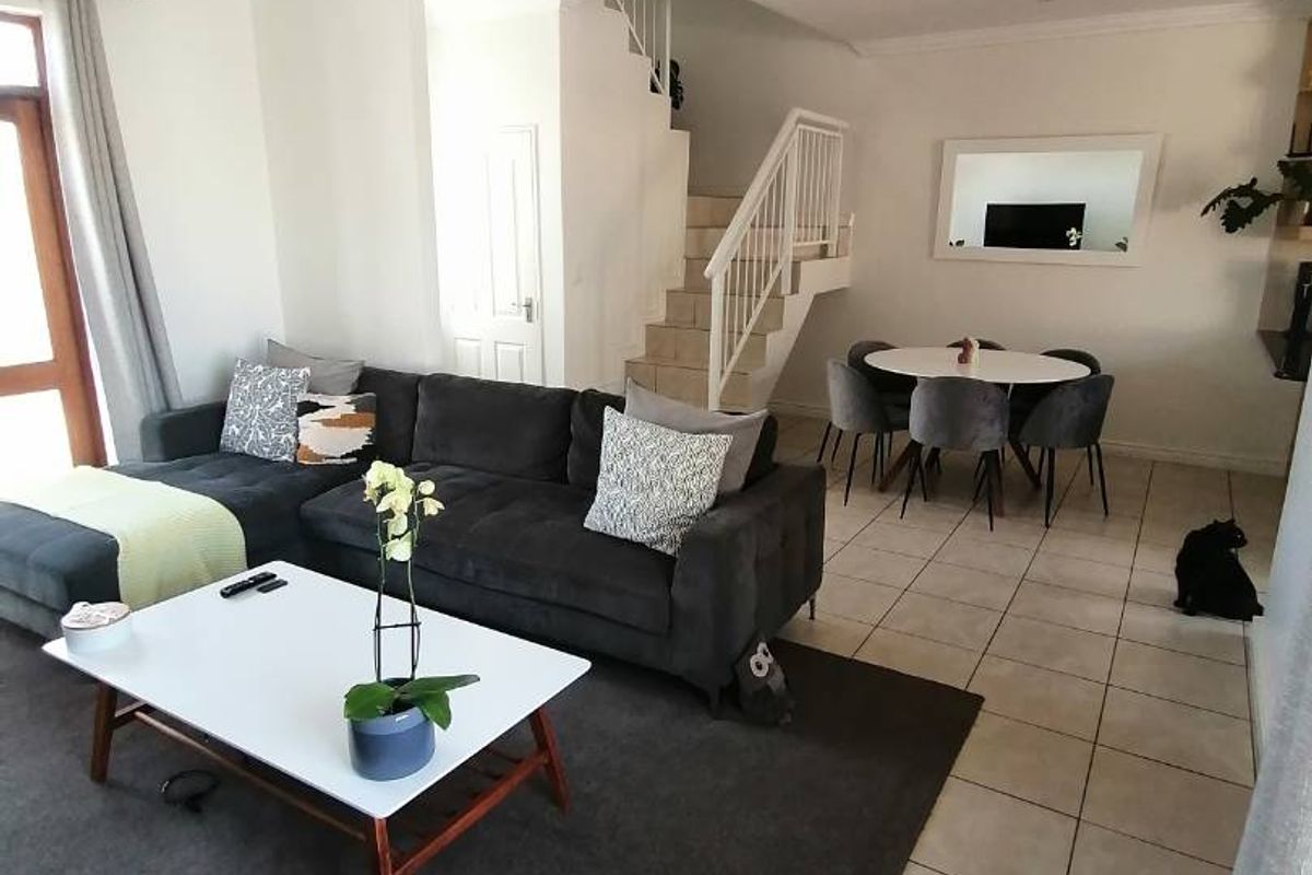 Unfurnished Two-Bedroom Townhouse with Courtyard and Garage in Sought-After Royal Ascot - Photo 5