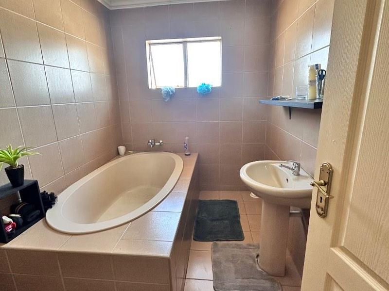 Neat Spacious - Photo 10