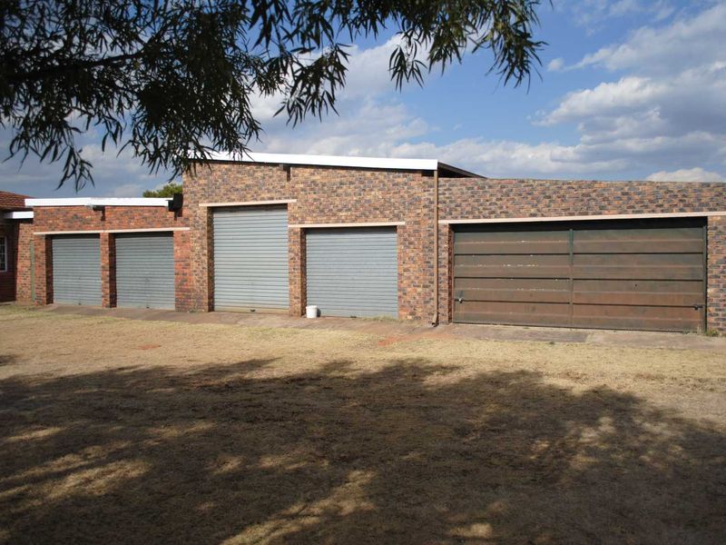 Lovely Farm Close to Town – Ideal for the Bona-Fide Farmer - Photo 2