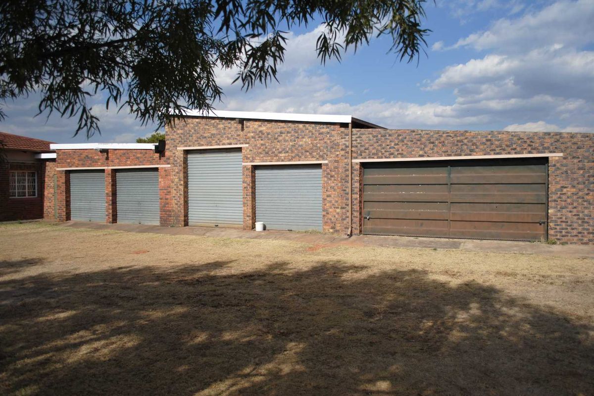 Lovely Farm Close to Town – Ideal for the Bona-Fide Farmer - Photo 2