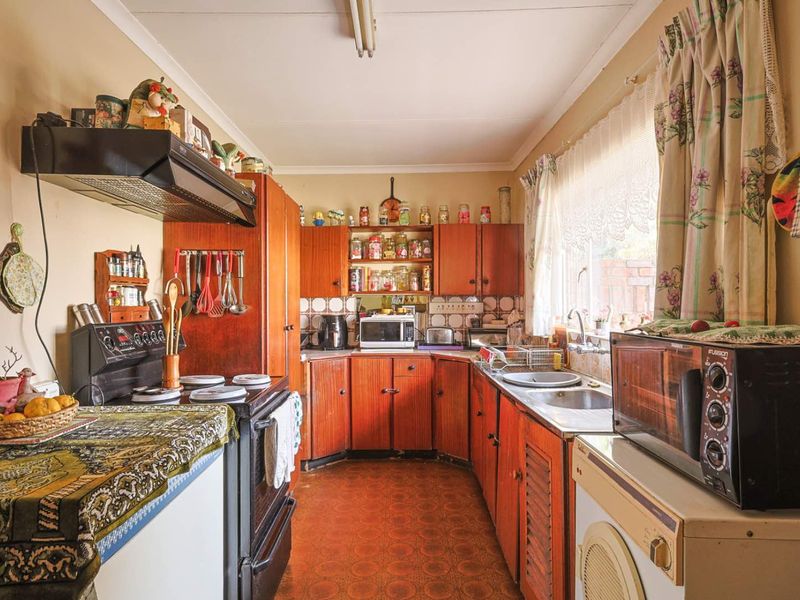 A Hidden Gem with Endless Potential – 3 Bedroom Family Home - Photo 7