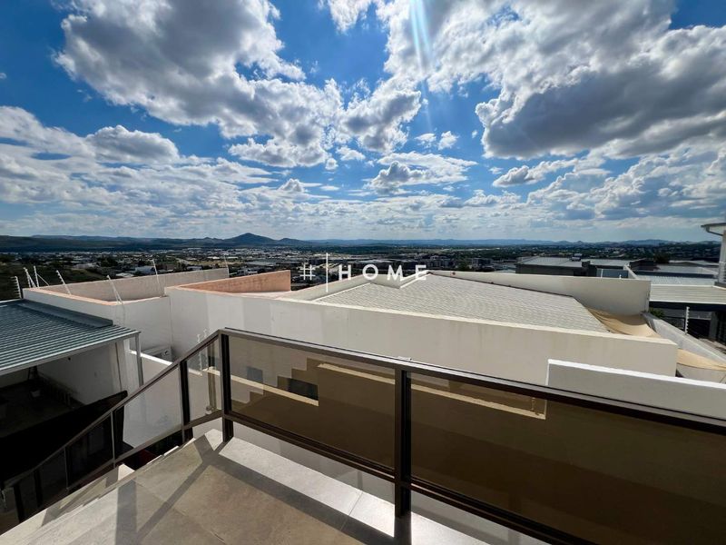 Spacious family home with stunning views - Photo 6