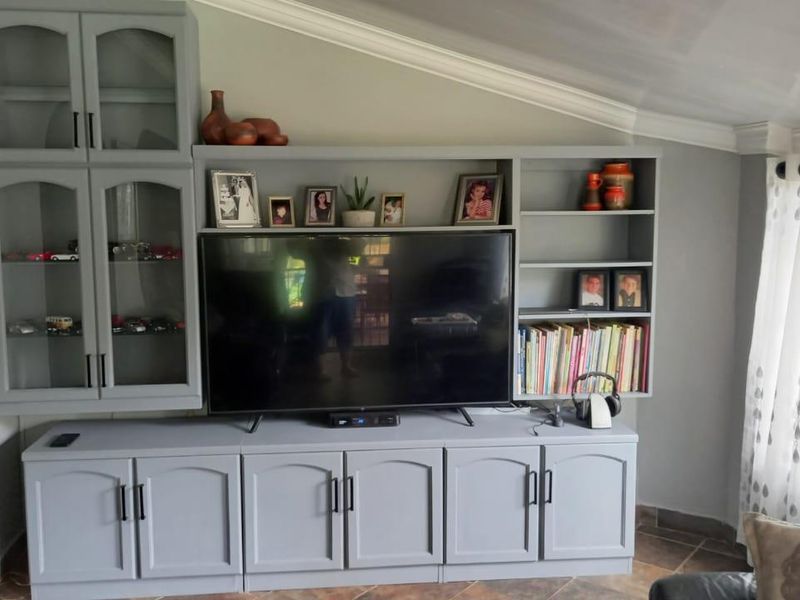 GOLDEN OLDIE - CLOSE TO SCHOOLS AND SHOPPING CENTRES - Photo 3