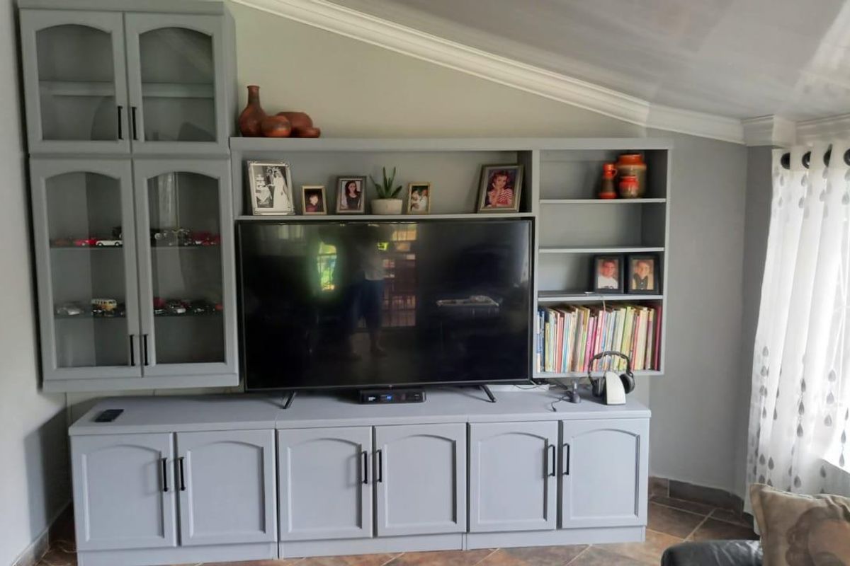 GOLDEN OLDIE - CLOSE TO SCHOOLS AND SHOPPING CENTRES - Photo 3