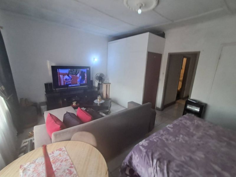 An Apartment  In Pretoria West - Photo 3