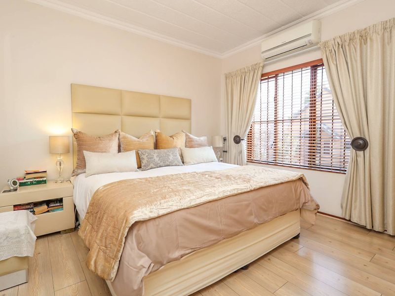 Spacious 3-Bedroom Loft Living with Views, Privacy and Exceptional Outdoor Space - Photo 2