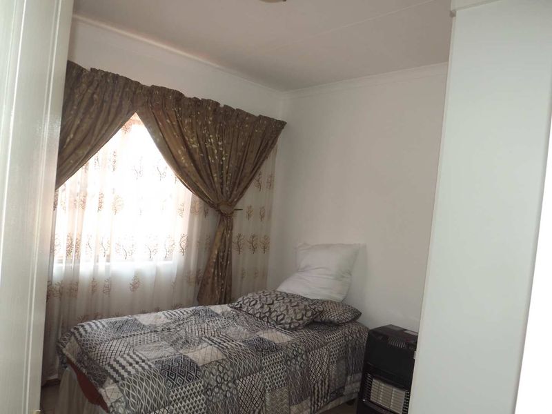 **Charming 3-Bedroom Freestanding Townhouse for Rent** - Photo 10