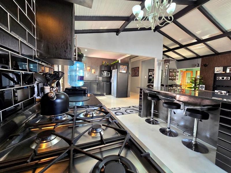 Explore Sophistication: 5-Bedroom Entertainment Escape! - Photo 2