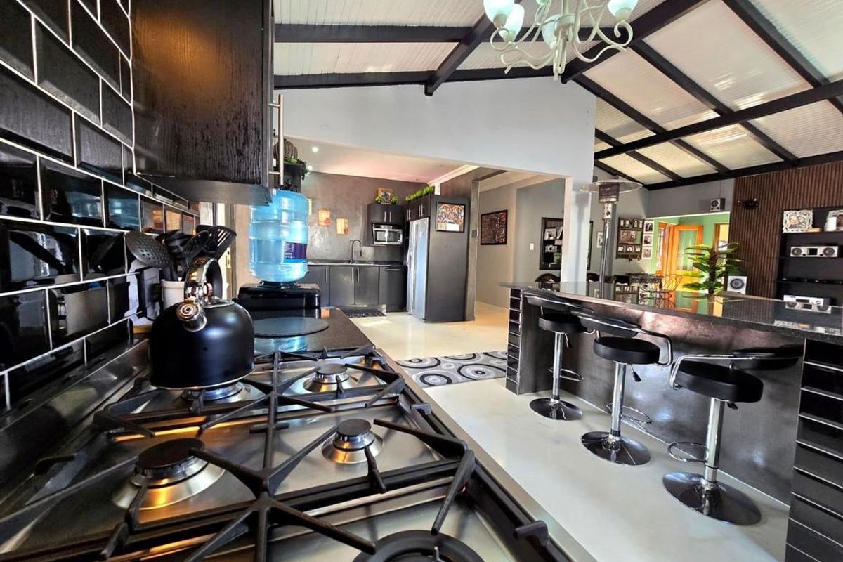 Explore Sophistication: 5-Bedroom Entertainment Escape! - Photo 2