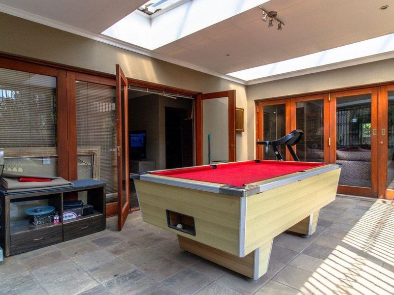 Elegant 5-Bedroom Luxury Home with Flatlet, Heated Pool & Solar Power – Glenvista - Photo 10