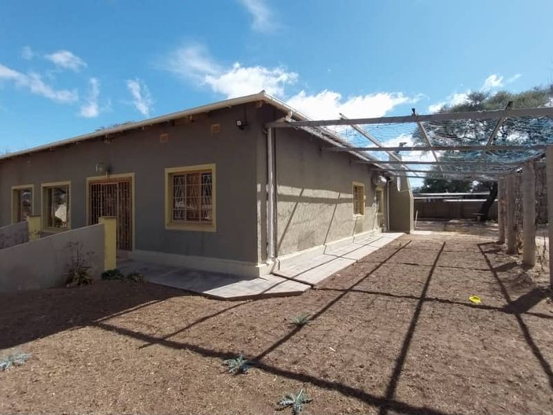 Spacious 2-Bedroom Home with Bonus 1-Bedroom Flat - Photo 8